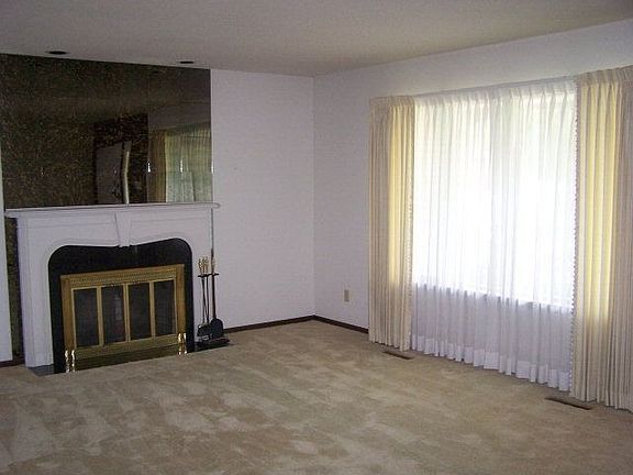5th image of 321 Wales Dr