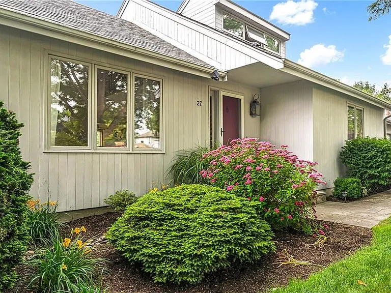 27 Tobin Ln — Photo 3