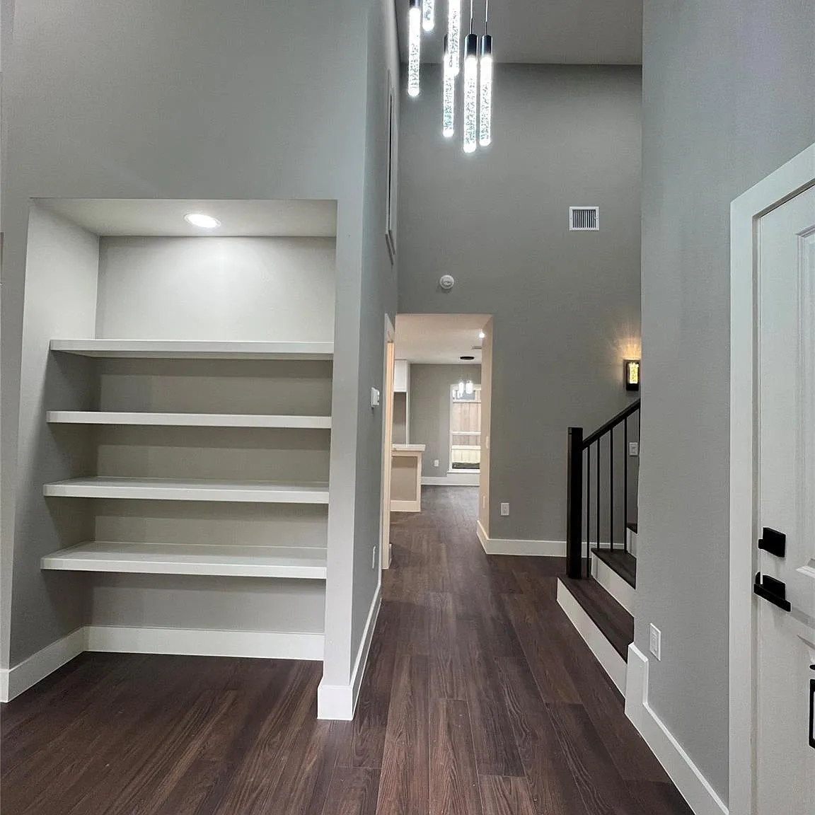3 bed, 2.5 bath, 2326 sqft, $2,300 — Photo 2