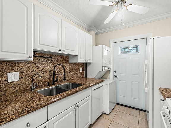 5th image of 200 SW 7th Street #3