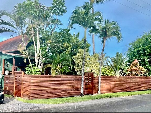 Hale Aku has a perimeter fence made of Ipe slates designed to lay horizontally