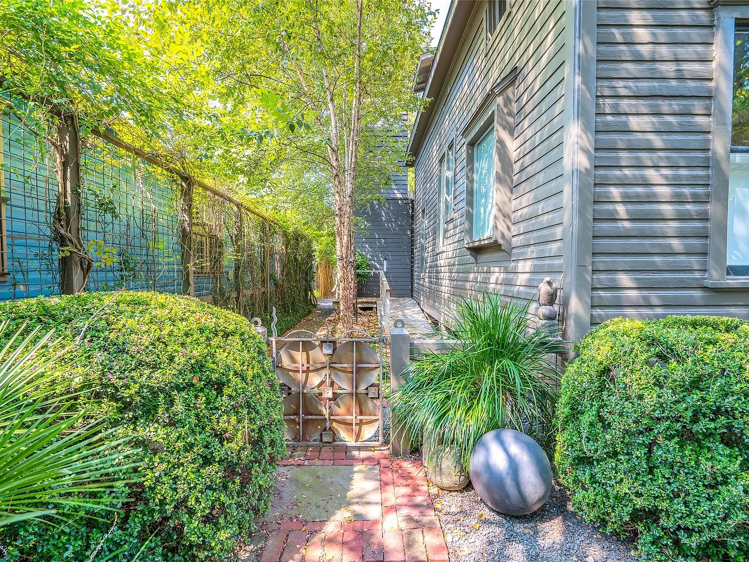 2 bed, 2.0 bath, 1400 sqft, $3,200 — Photo 3