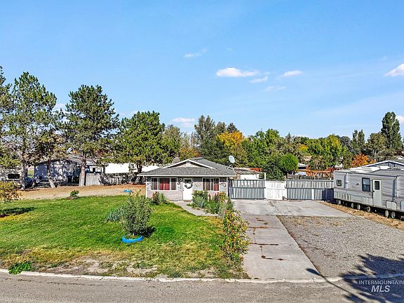 3rd image of 1618 Gingko St