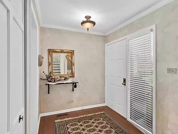 2nd image of 19W233 Patrick Henry Sq #123