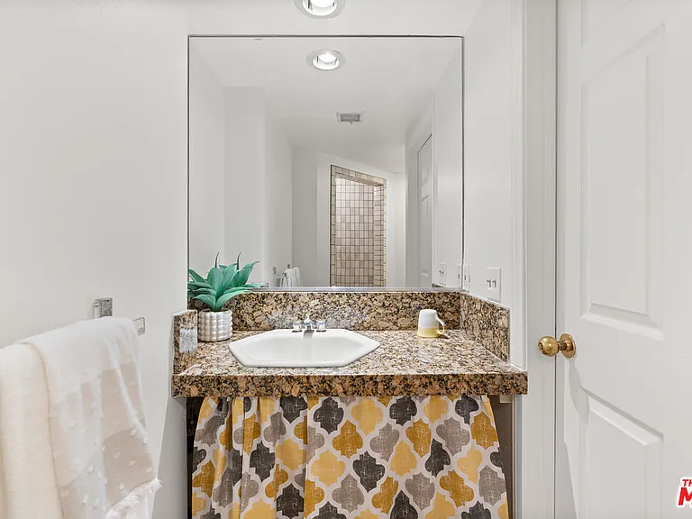 8781 Lookout Mountain Ave — Photo 23