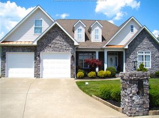 4033 Ridgeview Ln, Hurricane, WV 25526