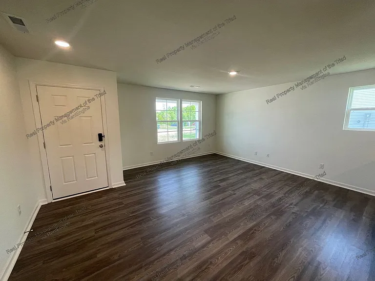 305 Pearson Dr — Photo 2