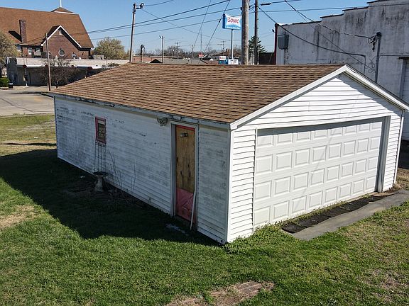 3rd image of 504 W Poplar St