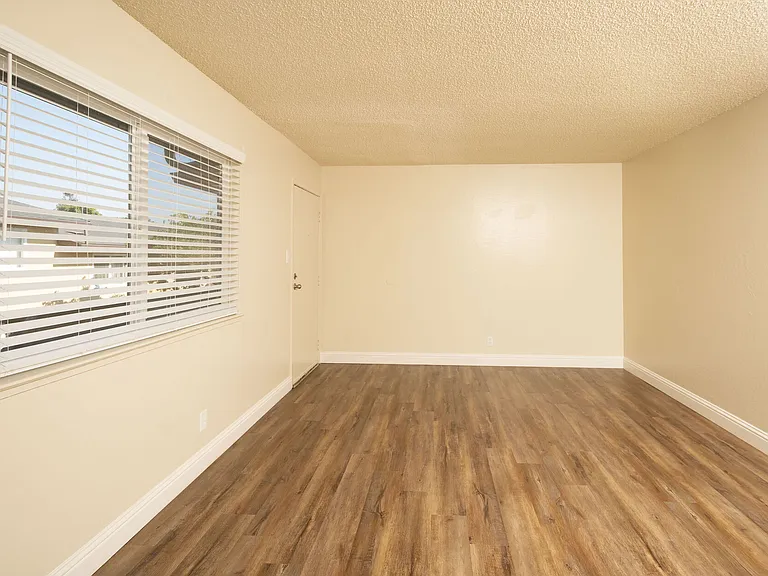 Coral Gardens Apartments — Photo 39
