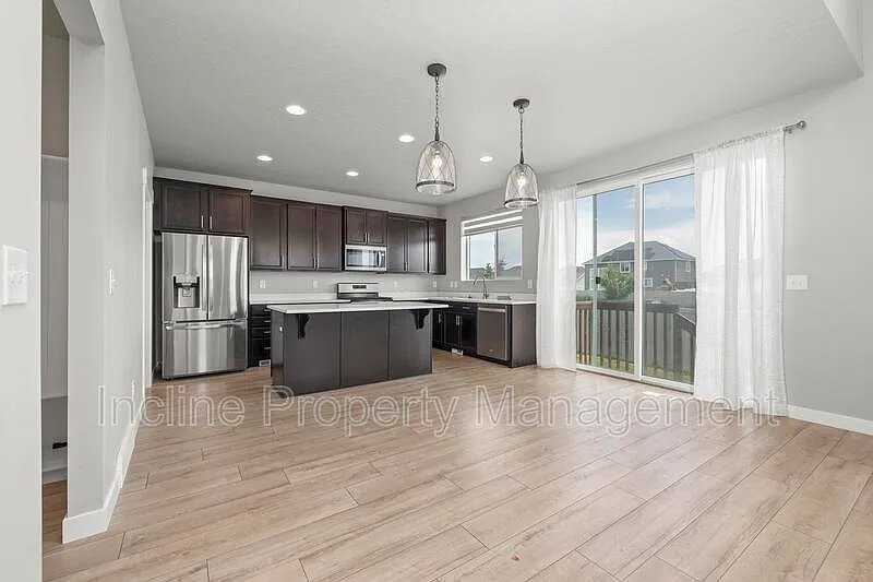 4 bed, 3.5 bath, 2900 sqft, $2,575 — Photo 2