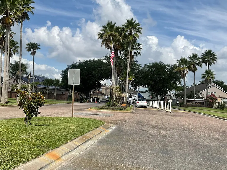 1318 Lake Biscayne Way — Photo 15
