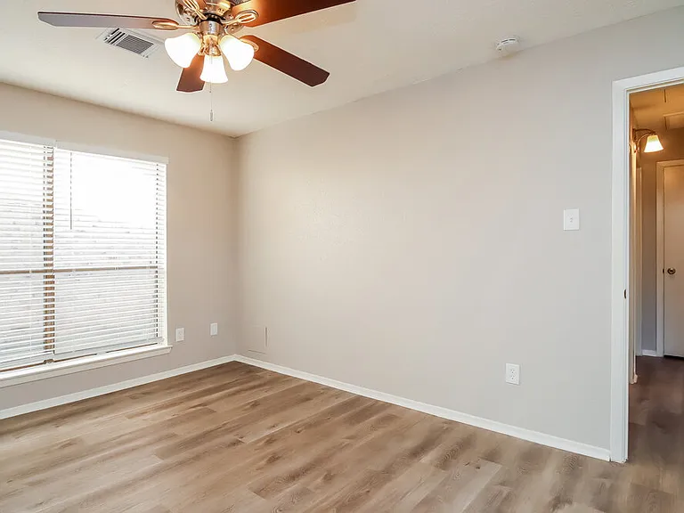 5014 Meadow Crest St — Photo 10