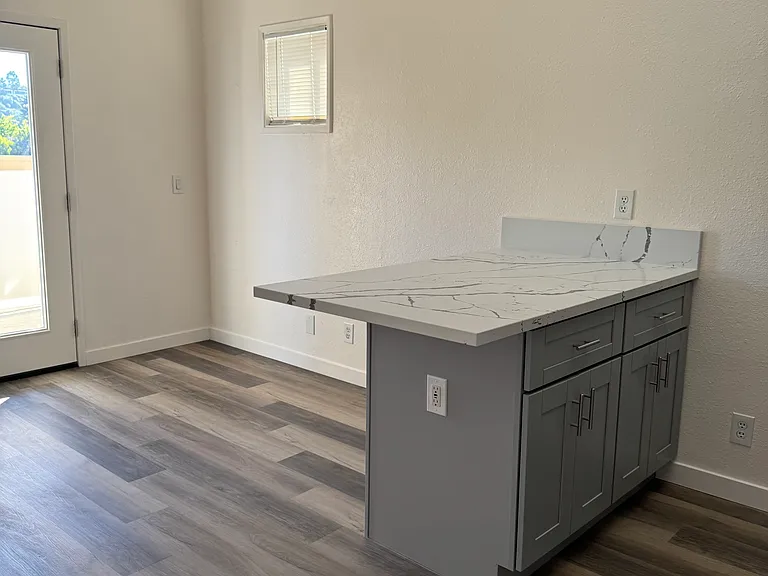 1110 Torrey Pines Rd #6 — Photo 5