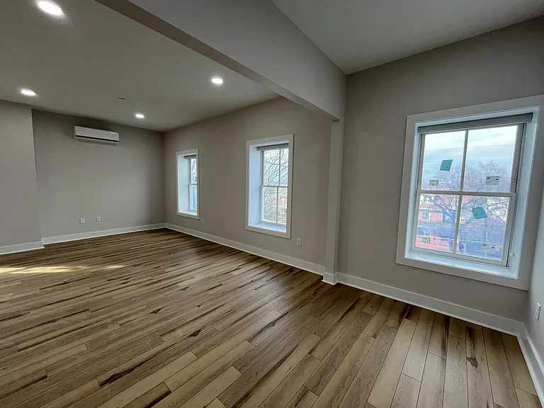 515 E Washington St #4 — Photo 5