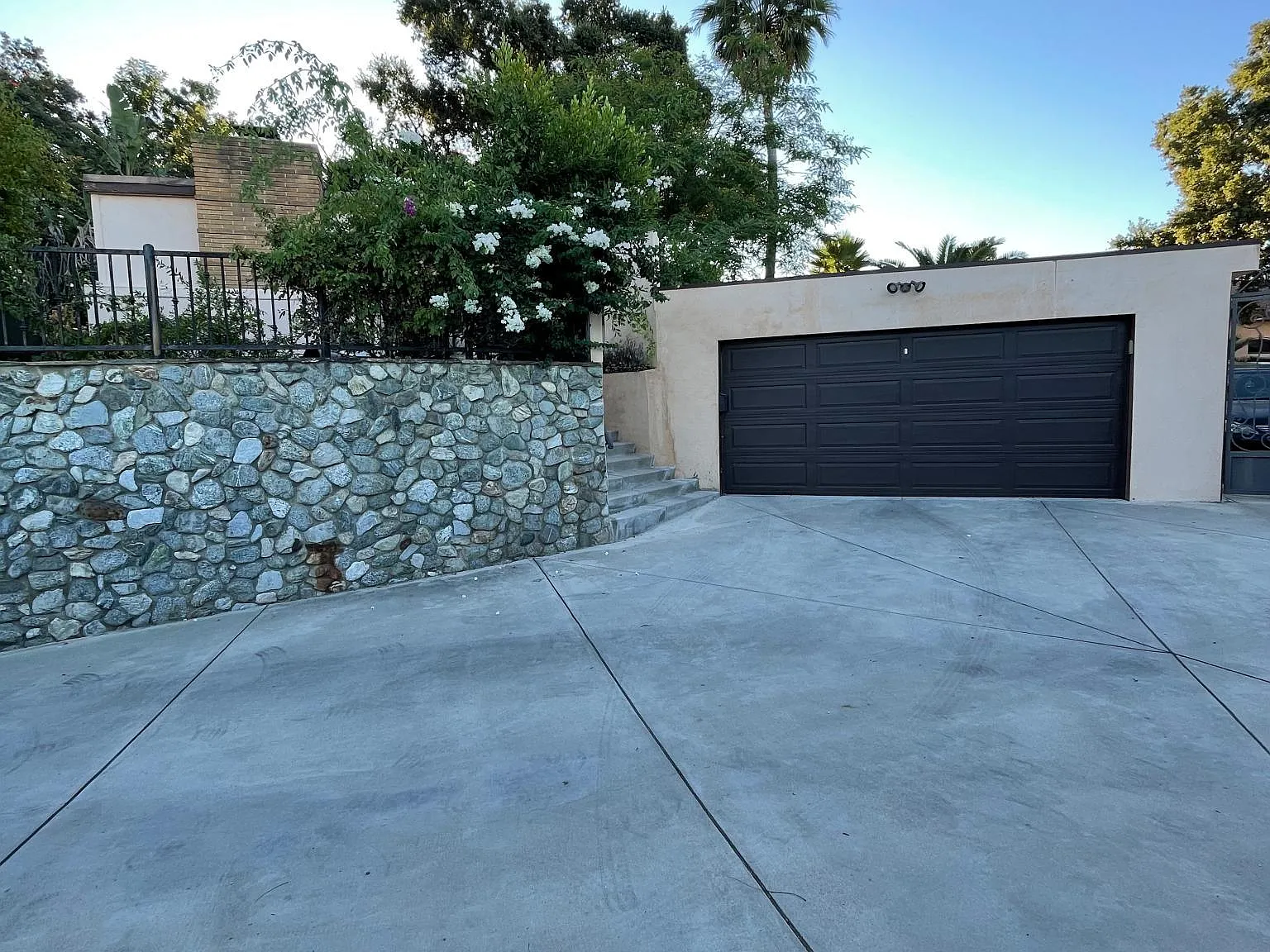 1445 Edgecliff Ln — Photo 4