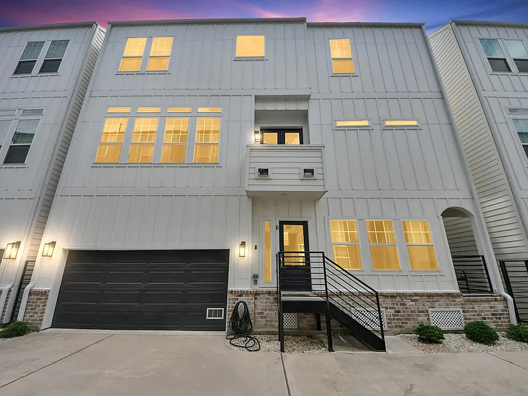 1223 W 16th St #B — Photo 1