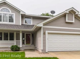 8840 Oakdale Dr, Johnston, IA 50131