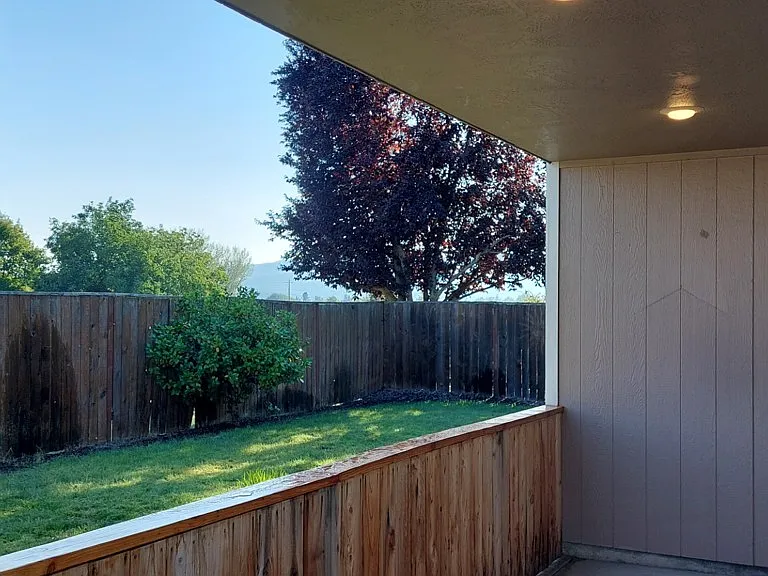 2102 Lara Ln — Photo 15