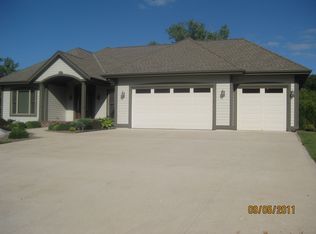 104 Muir Valley Rd, Delafield, WI 53018