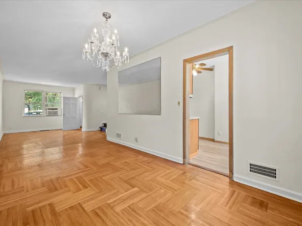 140 Van Cortlandt Park S image 5 of 26