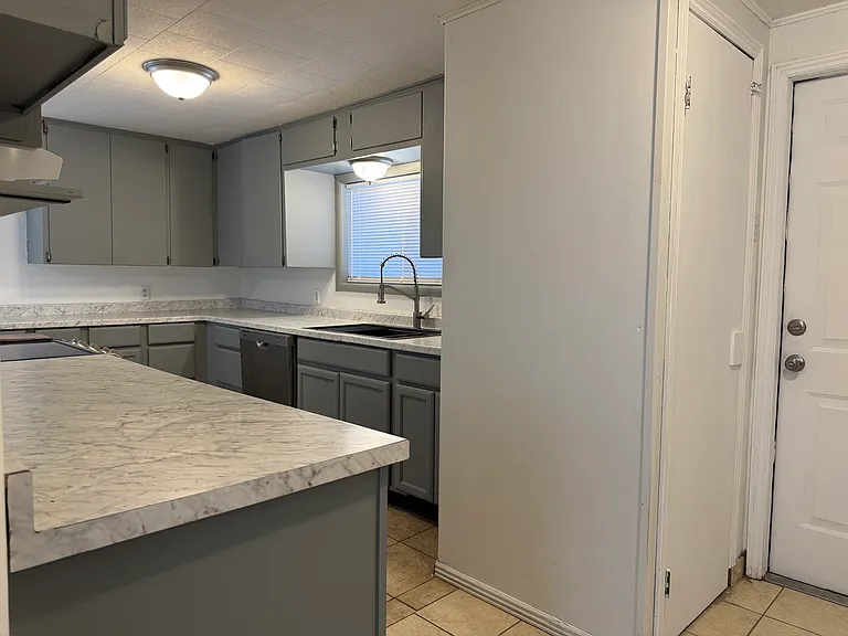 1421 Washington St S — Photo 10