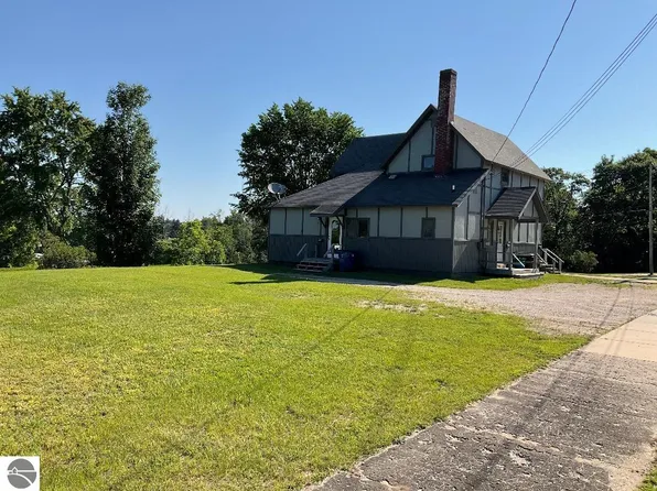 1148 S Mitchell St, Cadillac, MI 49601