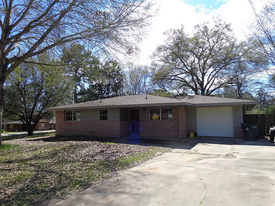 Updated 3 bedroom, 2 bath, garage close to HEB!! Hardwood floors , Nice yard