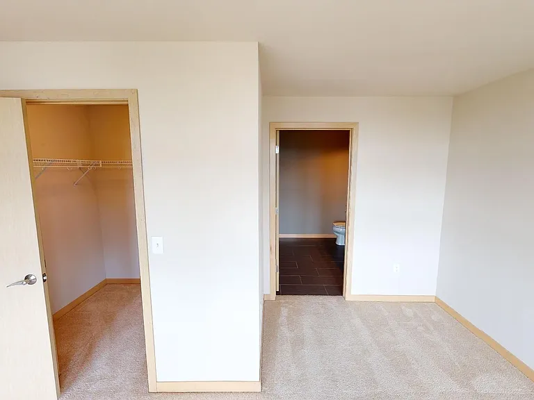 902 Drake St — Photo 130