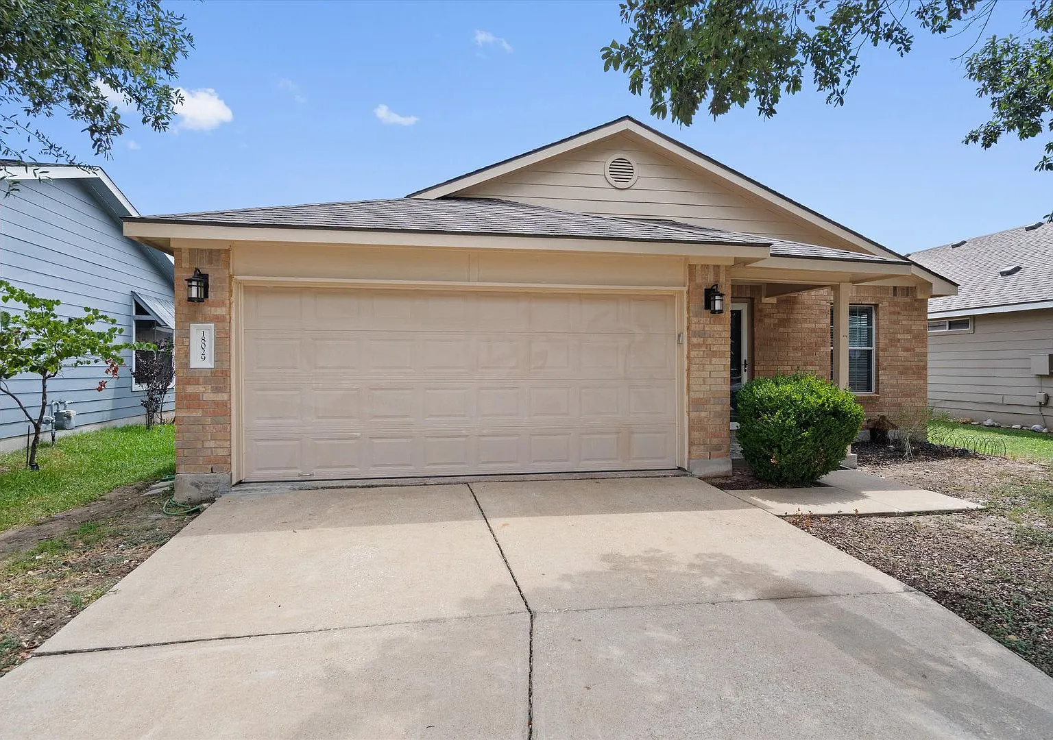 Easy 3 Bedroom, 2 Bath Home in Elgin w/ No Back Neighbors! — Photo 3