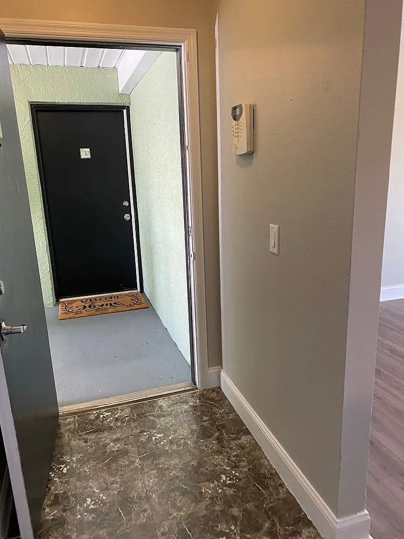 Price Reduce 2/2 condo in Pershing point Lake view — Photo 2