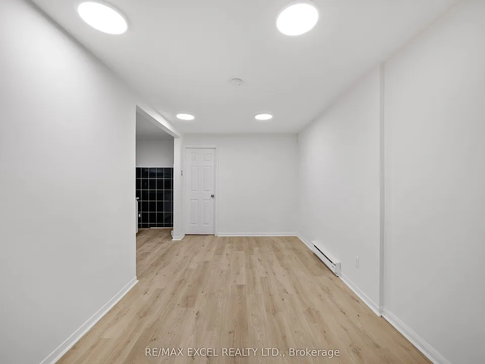 137 Gerrard St E #BASEMENT