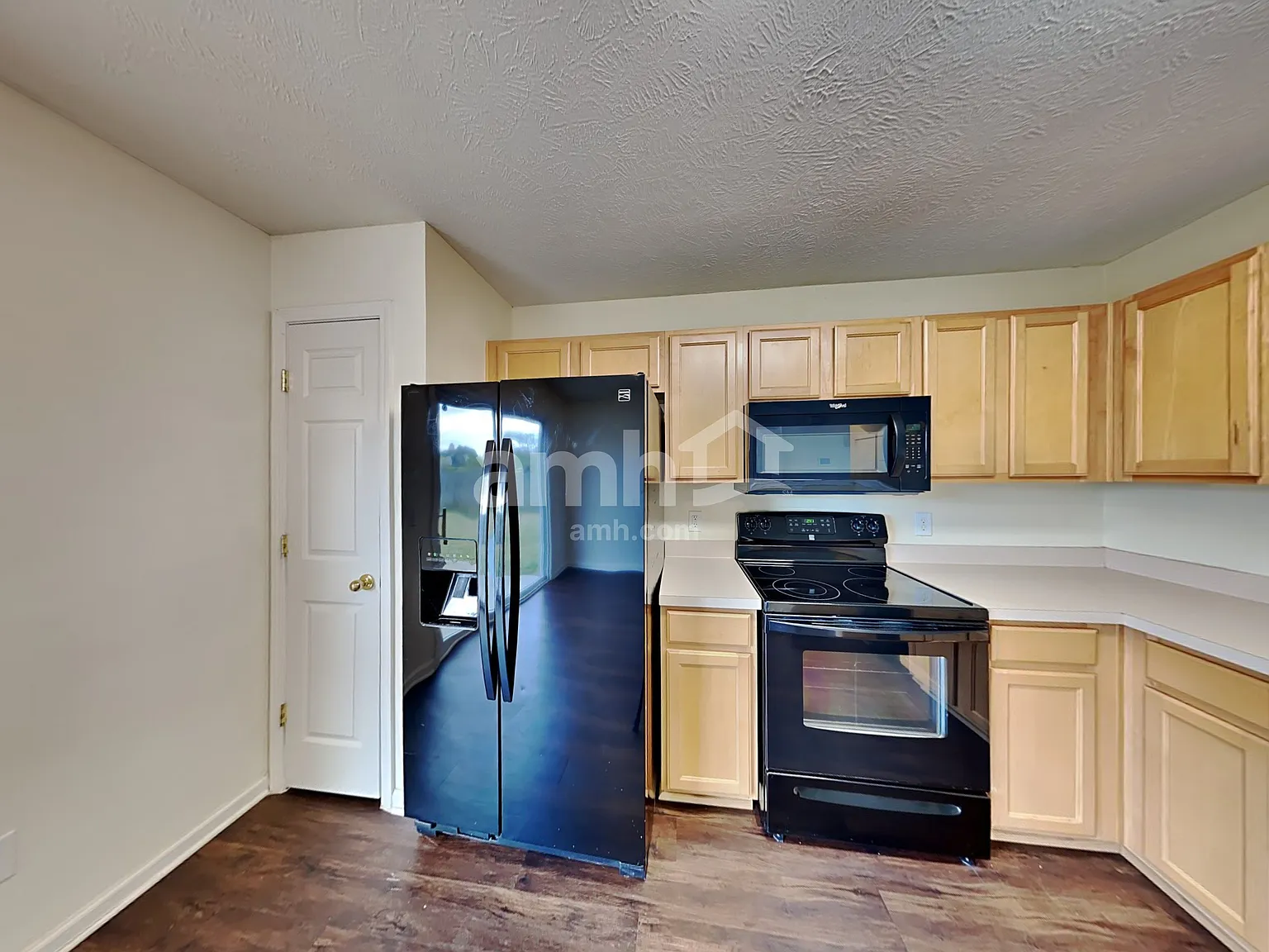 3 bed, 2.5 bath, 1490 sqft, $2,255 — Photo 3