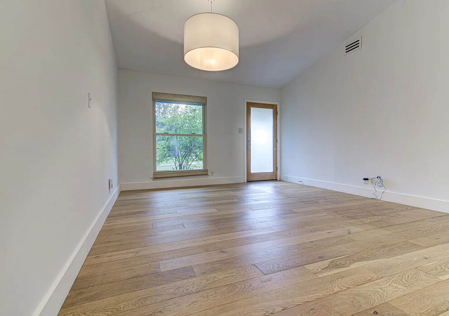 **Two Weeks Free Rent Remodeled 3 Bedroom Home With One Car Garage And Detached Adu — Photo 3
