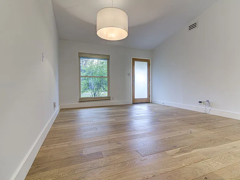 2704 Nottingham Ln — Photo 3