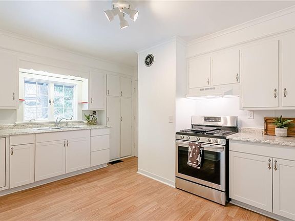5th image of 32 Baker Dr