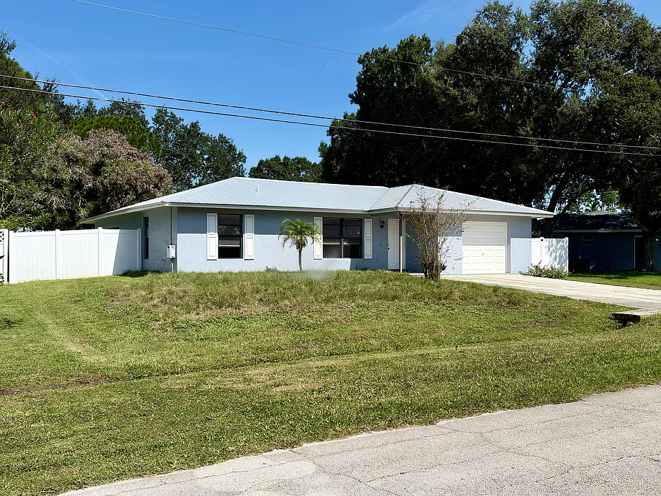 307 SW De Gouvea Ter