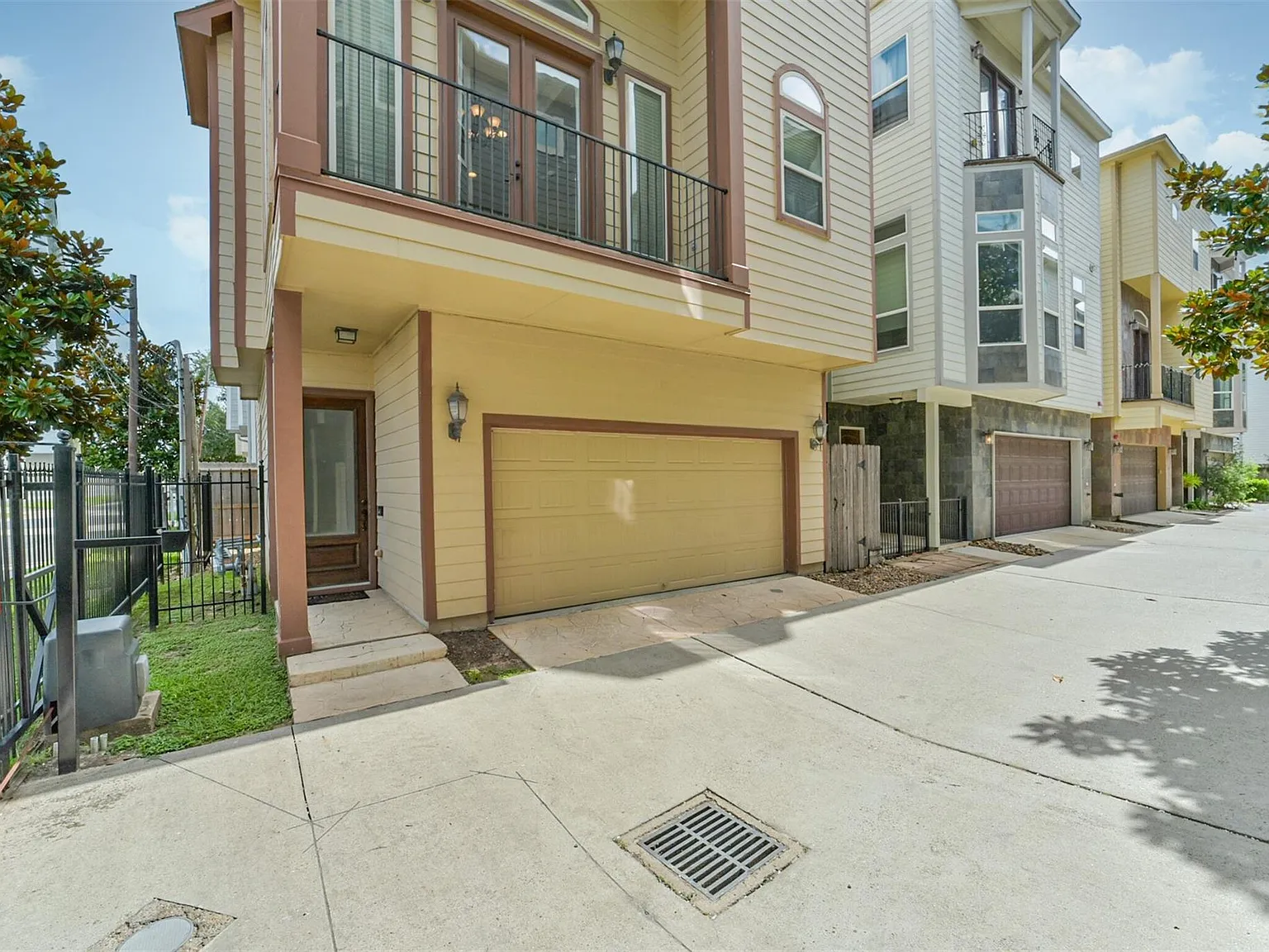 3 bed, 3.0 bath, 1928 sqft, $2,950 — Photo 2