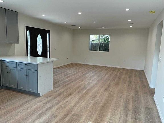 5th image of 16043 Bassett St #1/2