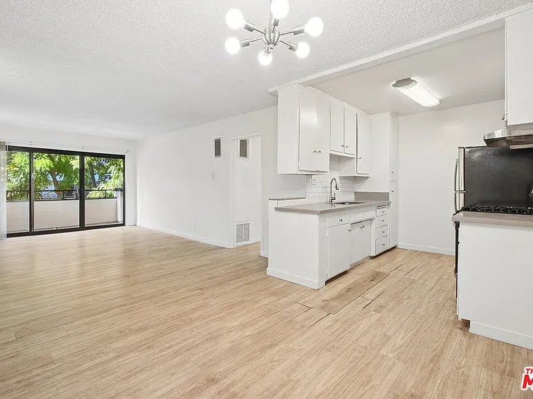 7540 Hampton Ave #202 — Photo 4