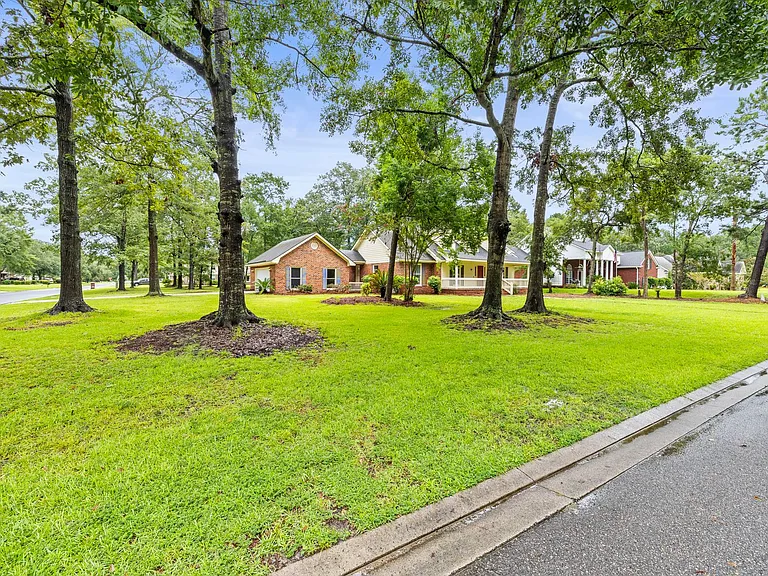 390 Steele Wood Dr — Photo 3