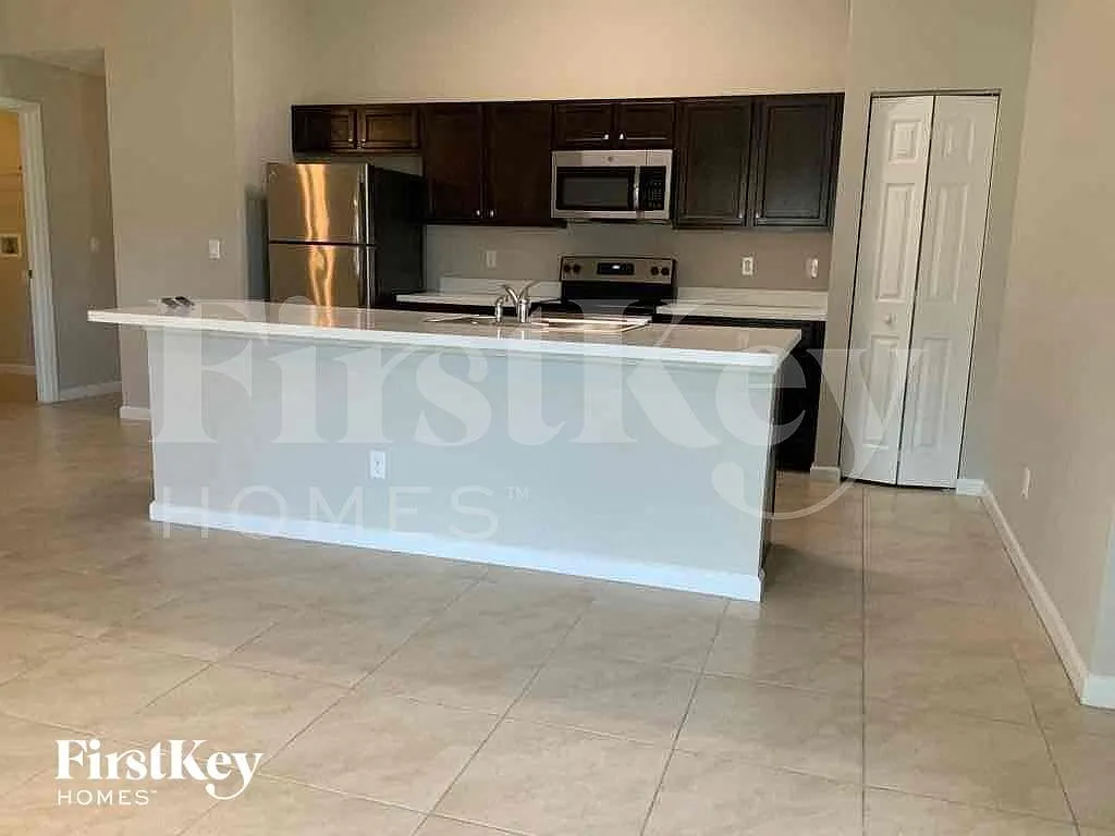 4 bed, 2.0 bath, 1833 sqft, $2,595 — Photo 4