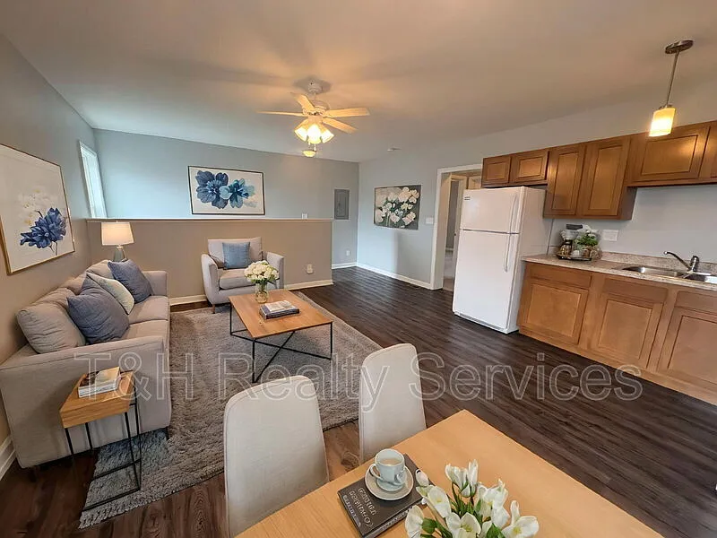 2 bed, 1.0 bath, $1,000 — Photo 2