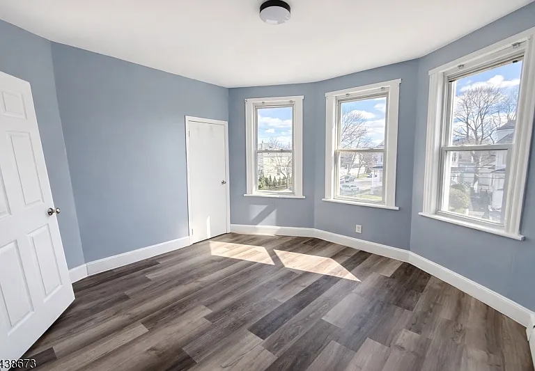 204 Demott Ave — Photo 10
