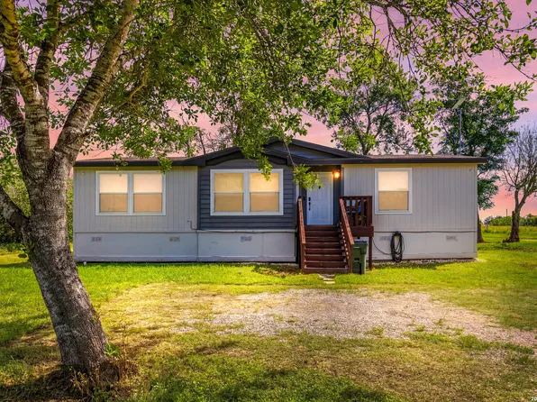 3876 County Road 427, Stockdale, TX 78160