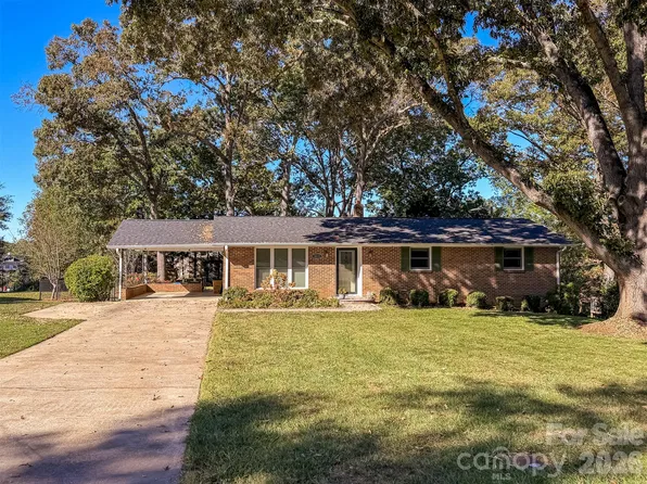 3211 7th Street Dr NE, Hickory, NC 28601