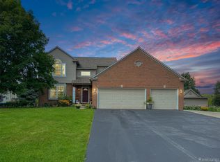 12369 Orchard Wood Dr, Fenton, MI 48430