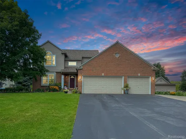 12369 Orchard Wood Dr, Fenton, MI 48430