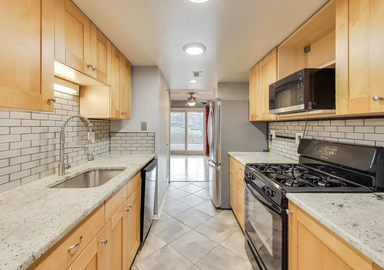 Nicely Remodeled 3 bed / 3.5 BATH's - 3 level brick TH in sought after Columbia on a premium lot — Photo 2