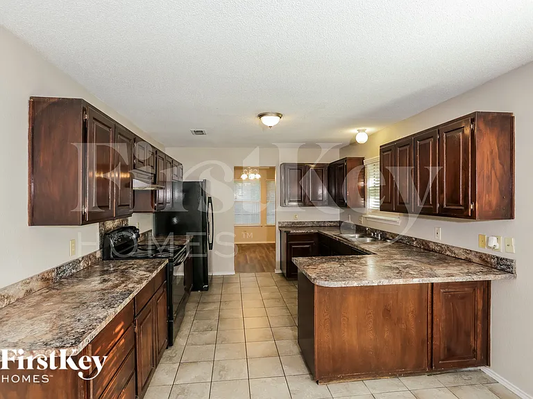 714 Windridge Ln — Photo 8