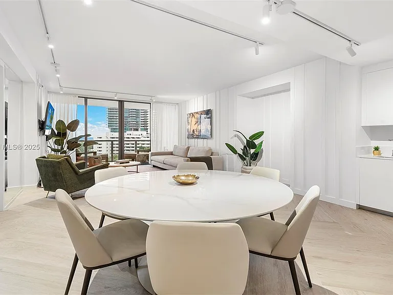 2201 Collins Ave #804 — Photo 9